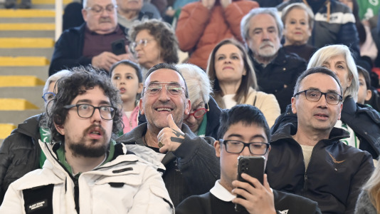 Cita solidaria, ánimo en las gradas y mucha tensión sobre la pista en el duelo entre primero y segundo