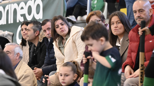 Cita solidaria, ánimo en las gradas y mucha tensión sobre la pista en el duelo entre primero y segundo