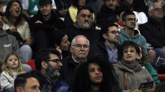 Cerca de 4.000 espectadores se dieron cita para homenajear al Liceo por el título de Copa antes del duelo con el Barcelos