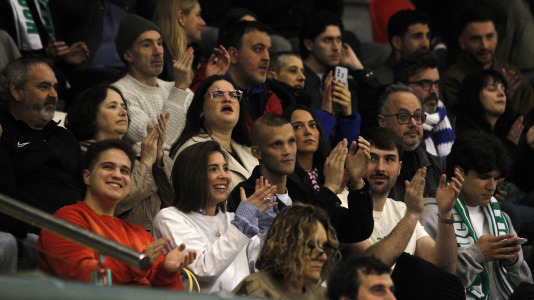 Cerca de 4.000 espectadores se dieron cita para homenajear al Liceo por el título de Copa antes del duelo con el Barcelos