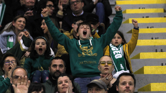 Cerca de 4.000 espectadores se dieron cita para homenajear al Liceo por el título de Copa antes del duelo con el Barcelos