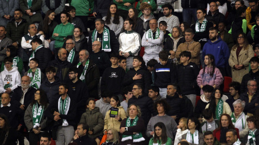 Cerca de 4.000 espectadores se dieron cita para homenajear al Liceo por el título de Copa antes del duelo con el Barcelos