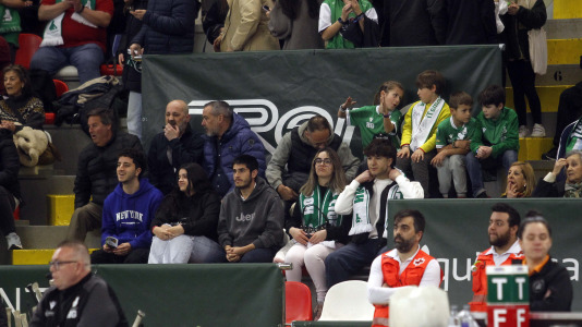 Cerca de 4.000 espectadores se dieron cita para homenajear al Liceo por el título de Copa antes del duelo con el Barcelos