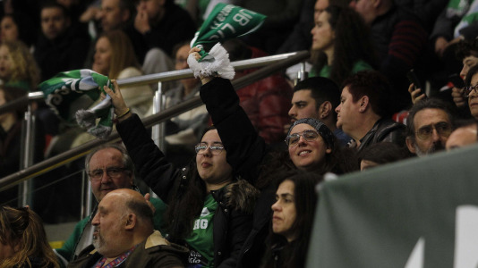 Cerca de 4.000 espectadores se dieron cita para homenajear al Liceo por el título de Copa antes del duelo con el Barcelos