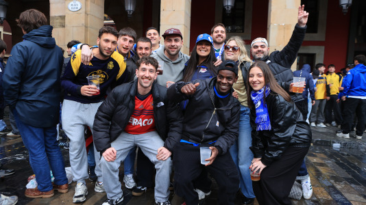 Miles de aficionados disfrutaron de una gran jornada de fútbol, tanto en la previa como en las gradas de El Molinón