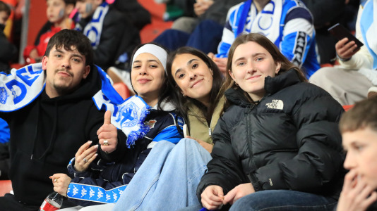 Miles de aficionados disfrutaron de una gran jornada de fútbol, tanto en la previa como en las gradas de El Molinón