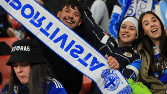 Miles de aficionados disfrutaron de una gran jornada de fútbol, tanto en la previa como en las gradas de El Molinón
