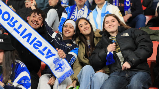 Miles de aficionados disfrutaron de una gran jornada de fútbol, tanto en la previa como en las gradas de El Molinón