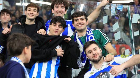 Miles de aficionados disfrutaron de una gran jornada de fútbol, tanto en la previa como en las gradas de El Molinón