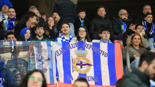 Miles de aficionados disfrutaron de una gran jornada de fútbol, tanto en la previa como en las gradas de El Molinón