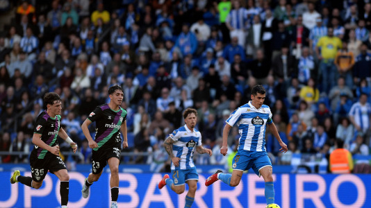 Villares conduce el balón, con Mario Soriano al fondo, durante el duelo con el Málaga
