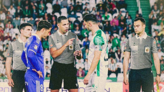 Equipos y árbitros lucieron camisetas con diseños inspirados en épocas pasadas