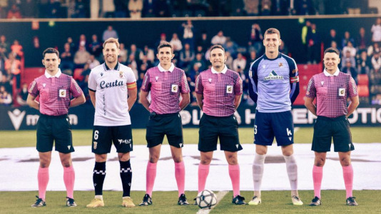 Equipos y árbitros lucieron camisetas con diseños inspirados en épocas pasadas