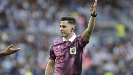 Equipos y árbitros lucieron camisetas con diseños inspirados en épocas pasadas