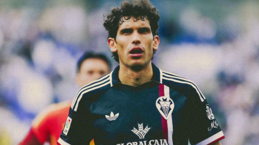Equipos y árbitros lucieron camisetas con diseños inspirados en épocas pasadas