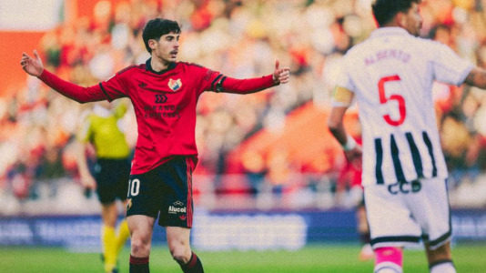 Equipos y árbitros lucieron camisetas con diseños inspirados en épocas pasadas