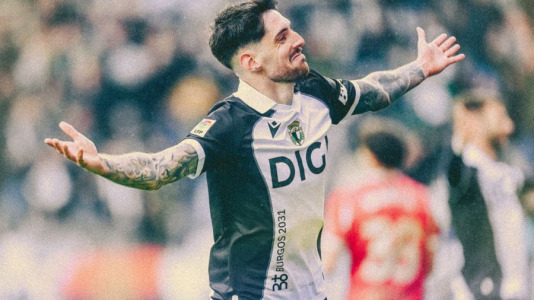 Equipos y árbitros lucieron camisetas con diseños inspirados en épocas pasadas