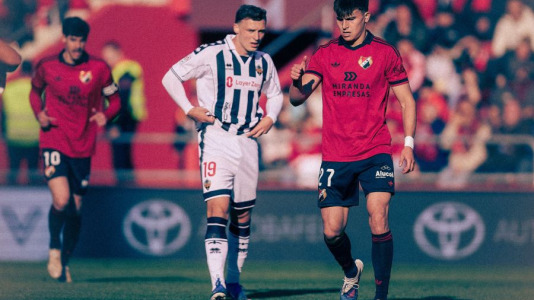 Equipos y árbitros lucieron camisetas con diseños inspirados en épocas pasadas