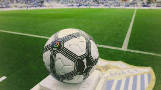 Equipos y árbitros lucieron camisetas con diseños inspirados en épocas pasadas
