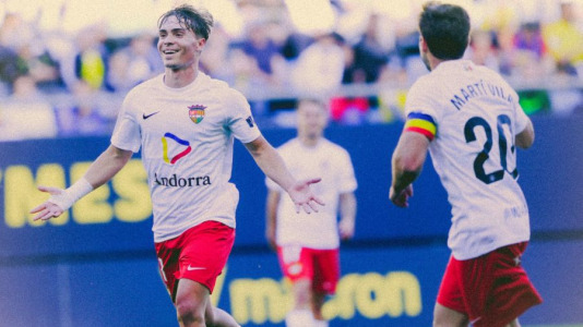 Equipos y árbitros lucieron camisetas con diseños inspirados en épocas pasadas