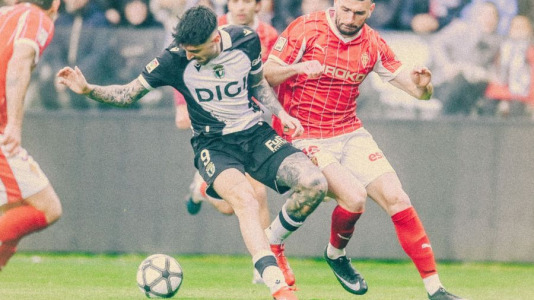 Equipos y árbitros lucieron camisetas con diseños inspirados en épocas pasadas