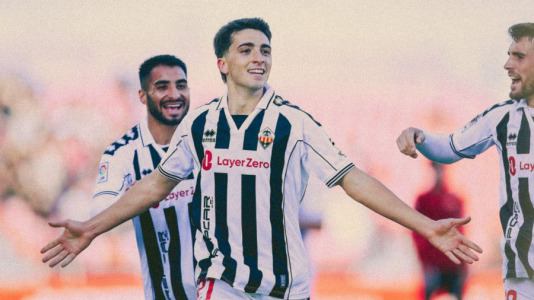 Equipos y árbitros lucieron camisetas con diseños inspirados en épocas pasadas