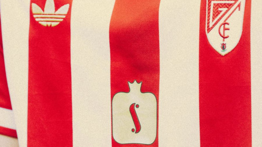 Equipos y árbitros lucieron camisetas con diseños inspirados en épocas pasadas