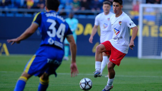 Equipos y árbitros lucieron camisetas con diseños inspirados en épocas pasadas