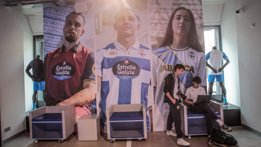 Yeremay, Luismi, Millene y Noé recibieron a los deportivistas en el nuevo espacio del estadio de Riazor