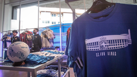 Yeremay, Luismi, Millene y Noé recibieron a los deportivistas en el nuevo espacio del estadio de Riazor