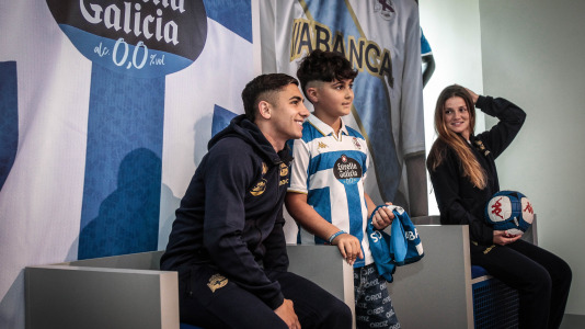 Yeremay, Luismi, Millene y Noé recibieron a los deportivistas en el nuevo espacio del estadio de Riazor