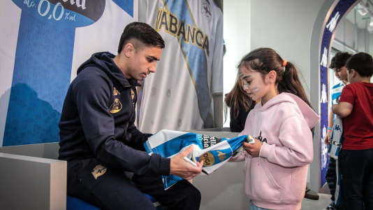 Yeremay, Luismi, Millene y Noé recibieron a los deportivistas en el nuevo espacio del estadio de Riazor