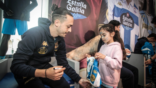 Yeremay, Luismi, Millene y Noé recibieron a los deportivistas en el nuevo espacio del estadio de Riazor