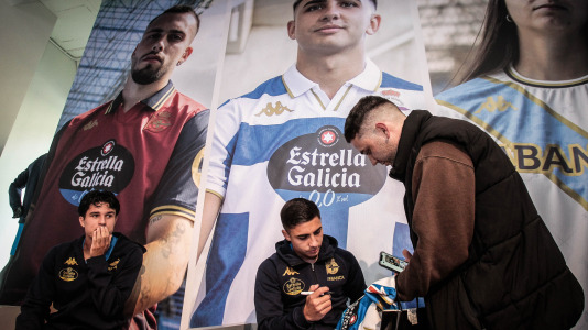 Yeremay, Luismi, Millene y Noé recibieron a los deportivistas en el nuevo espacio del estadio de Riazor