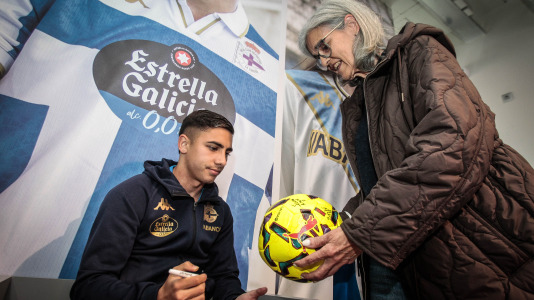 Yeremay, Luismi, Millene y Noé recibieron a los deportivistas en el nuevo espacio del estadio de Riazor