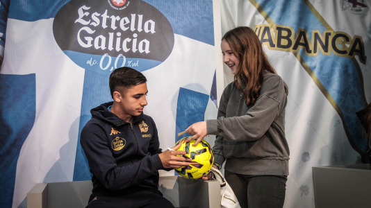 Yeremay, Luismi, Millene y Noé recibieron a los deportivistas en el nuevo espacio del estadio de Riazor
