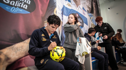 Yeremay, Luismi, Millene y Noé recibieron a los deportivistas en el nuevo espacio del estadio de Riazor