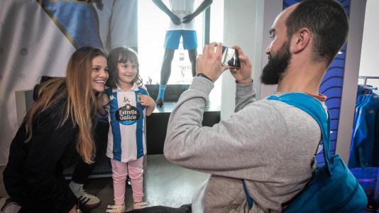 Yeremay, Luismi, Millene y Noé recibieron a los deportivistas en el nuevo espacio del estadio de Riazor