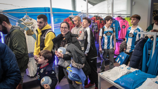 Yeremay, Luismi, Millene y Noé recibieron a los deportivistas en el nuevo espacio del estadio de Riazor