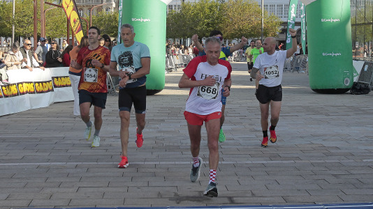 Casi 2.000 personas participaron en el recorrido de 10 kilómetros entre Oleiros y A Coruña