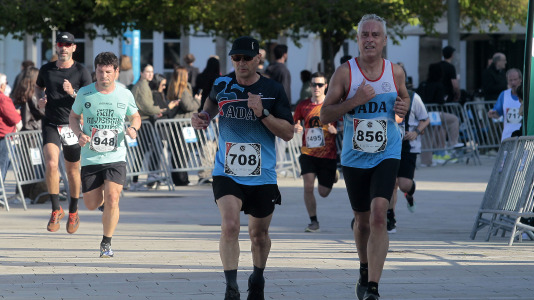Casi 2.000 personas participaron en el recorrido de 10 kilómetros entre Oleiros y A Coruña