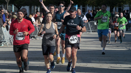 Casi 2.000 personas participaron en el recorrido de 10 kilómetros entre Oleiros y A Coruña