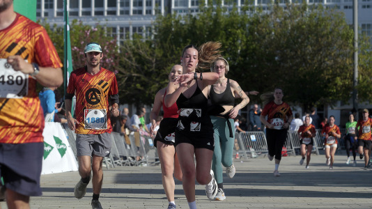 Casi 2.000 personas participaron en el recorrido de 10 kilómetros entre Oleiros y A Coruña