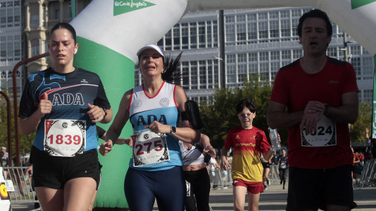 Casi 2.000 personas participaron en el recorrido de 10 kilómetros entre Oleiros y A Coruña
