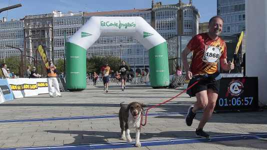 Casi 2.000 personas participaron en el recorrido de 10 kilómetros entre Oleiros y A Coruña