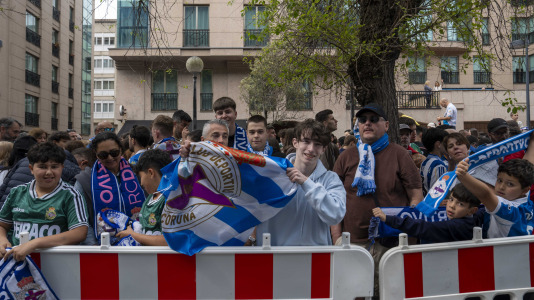 Casi 29.000 espectadores se dieron cita en Riazor para celebrar el Día de las Peñas y el triunfo blanquiazul