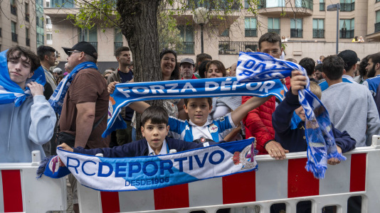 Casi 29.000 espectadores se dieron cita en Riazor para celebrar el Día de las Peñas y el triunfo blanquiazul