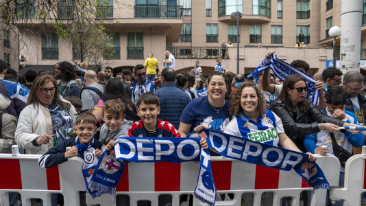 Casi 29.000 espectadores se dieron cita en Riazor para celebrar el Día de las Peñas y el triunfo blanquiazul