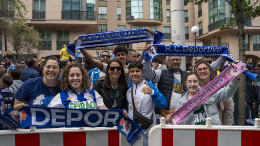 Casi 29.000 espectadores se dieron cita en Riazor para celebrar el Día de las Peñas y el triunfo blanquiazul