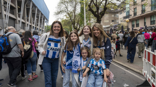 Casi 29.000 espectadores se dieron cita en Riazor para celebrar el Día de las Peñas y el triunfo blanquiazul